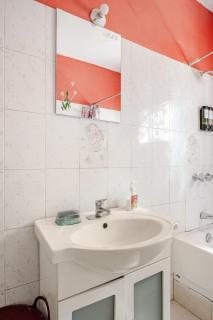 Stylish 1BR Retreat- 2 Queen Beds- Quiet Upscale Area- 15 mins to Town and Beaches - 5