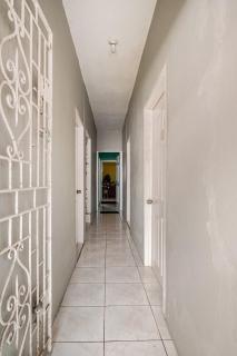 Stylish 1BR Retreat- 2 Queen Beds- Quiet Upscale Area- 15 mins to Town and Beaches - 6