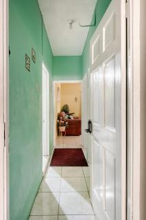 Stylish 1BR Retreat- 2 Queen Beds- Quiet Upscale Area- 15 mins to Town and Beaches - 8