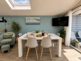 Pet-Friendly 3-Bed Home with Balcony - Walk to Beach & Golf - 7