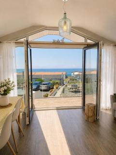 Pet-Friendly 3-Bed Home with Balcony - Walk to Beach & Golf - 4