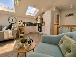 Pet-Friendly 3-Bed Home with Balcony - Walk to Beach & Golf - 3