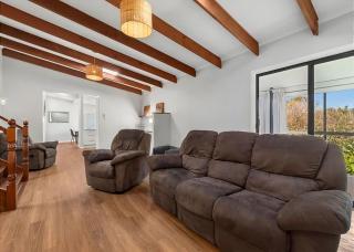 The Bach House Pet Friendly in Malua Bay managed by Batemans Bay Accom - Malua Bay - 4
