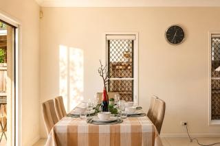 5BR Family Home - EV car point at home, 2 Master Suites - Near Sunnybank, QEII, QSAC and Griffith Uni - 4