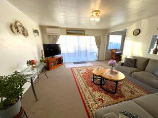 Rotorua Holiday Home - Prime Location - With Garden - 9