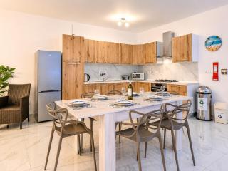Central Comfort Apartment - Steps From All Amenities - 0