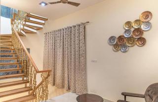 The Mahalaxmi Villa l Jacuzzi I Pet friendly & 3 Bedroom Serviced Villa I Open Air Lawn I Bonfire Available I Kasauli By Exotic Stays - 1