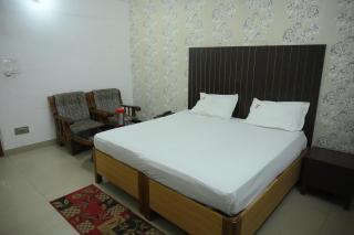 Mansarover Hotel & Banquets - 1
