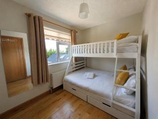 Modern Stylish 3-bed home sleeps 7 - 5