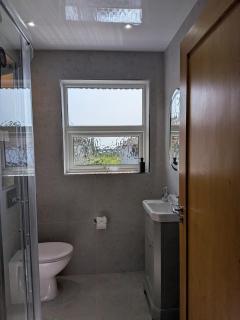 Modern Stylish 3-bed home sleeps 7 - 1