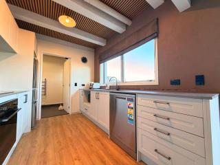Lake View 2BR Private Apartment Close to Town - 1
