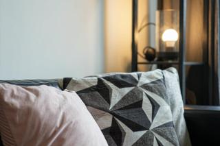 Stylish 2BR Flat Sleeps 4 with Parking Kinning Park - 6