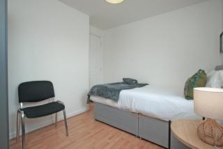 Stylish 2BR Flat Sleeps 4 with Parking Kinning Park - 4