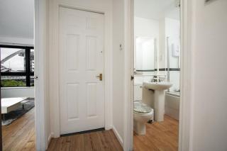 Stylish 2BR Flat Sleeps 4 with Parking Kinning Park - 5