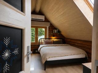 Hazel Hut - spacious fenced yard, sauna, 2-bedroom - 5