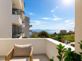 Golden Horizon - Luxury Seaview Apartment with Private Jacuzzi & Spacious Teracce, Znjan Beach - 1