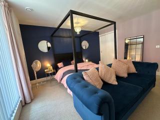 Spacious Luxury Waterfront Apartment - 5