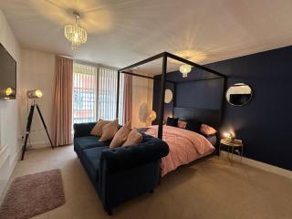 Spacious Luxury Waterfront Apartment - 6
