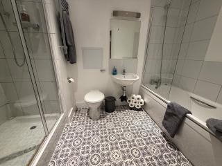 Spacious Luxury Waterfront Apartment - 4