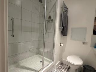 Spacious Luxury Waterfront Apartment - 3