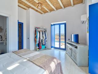 2 Bed Villa - Sleeps 6 - Pets - Pool - Parking - 3