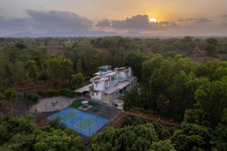 SaffronStays Casa De Familia - 6BHK Luxury Pool Villa in Karjat with Lawn, Gazebo & Bathtubs - 9