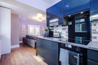3 bed house Driveway Workspace Sleeps 7 - 2