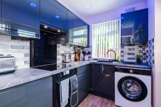 3 bed house Driveway Workspace Sleeps 7 - 1