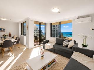 Robin's Oceanview Penthouse 1 Min to Beach - 8