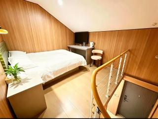 Disse Graffiti International Hotel Shanghai, 24 Hours 7 Days Free Airport Shuttle Service, 500 Meters Straight Ahead From The Airport Terminal - 1