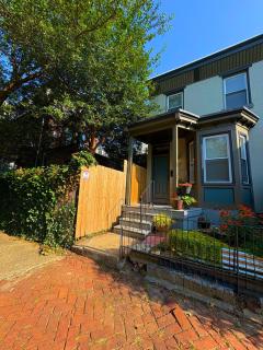 Modern 2 BedRm Spacious Home-University City-Free Parking! - 2