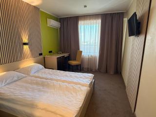 7 Days Hotel Kamyanets-Podilskyi - 9