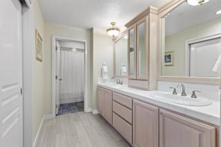 3BR Lakefront Condo Beach Pool & Lake Views - 5