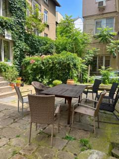 Spacious House in Central Sofia with Garden - 8