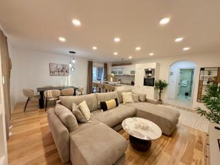 Golden Light Residence - Luxury Spacious Holiday Condo with Sea view - 0