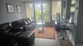 Trendy inner-city condo - 3
