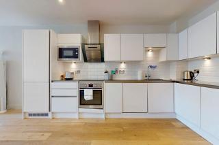 Bright 2BR Home with Private Garden Near Wimbledon - 9