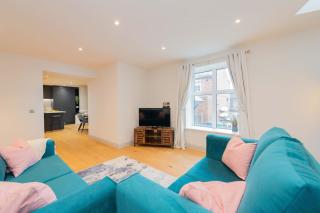 Spacious 2 Bed Apt with Parking - 5 Min to Centre - 7