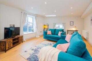 Spacious 2 Bed Apt with Parking - 5 Min to Centre - 0