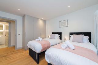 Spacious 2 Bed Apt with Parking - 5 Min to Centre - 6