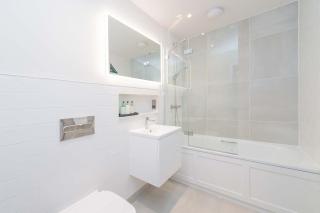 Spacious 2 Bed Apt with Parking - 5 Min to Centre - 3
