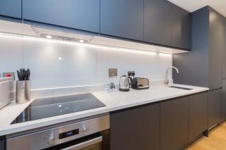 Spacious 2 Bed Apt with Parking - 5 Min to Centre - 2