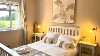 Beautiful 4 bed house - opposite park - 4
