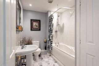 4 Bedroom Town House with Parking - 5