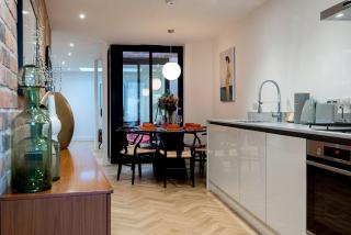 2 Bedroom Stylish Townhouse - Free Parking - 4