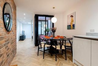 2 Bedroom Stylish Townhouse - Free Parking - 3