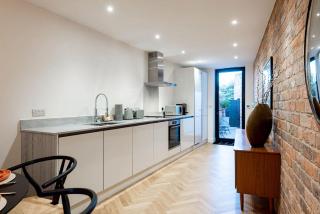 2 Bedroom Stylish Townhouse - Free Parking - 1