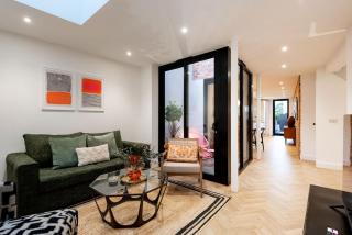 2 Bedroom Stylish Townhouse - Free Parking - 1