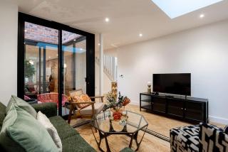 2 Bedroom Stylish Townhouse - Free Parking - 2