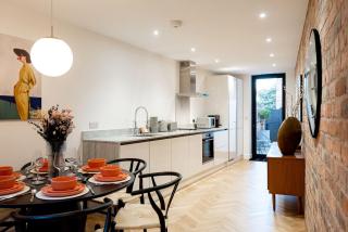 2 Bedroom Stylish Townhouse - Free Parking - 5